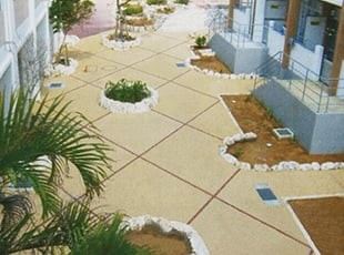 沖縄県宮古島平良市公営住宅団地の中庭